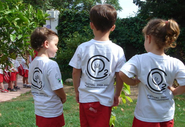 Alumnos de 'Els Menuts de la Pineda' de Gav Mar con camisetas sobre la iniciativa: Un menut = un arbre (15 de Junio de 2009)